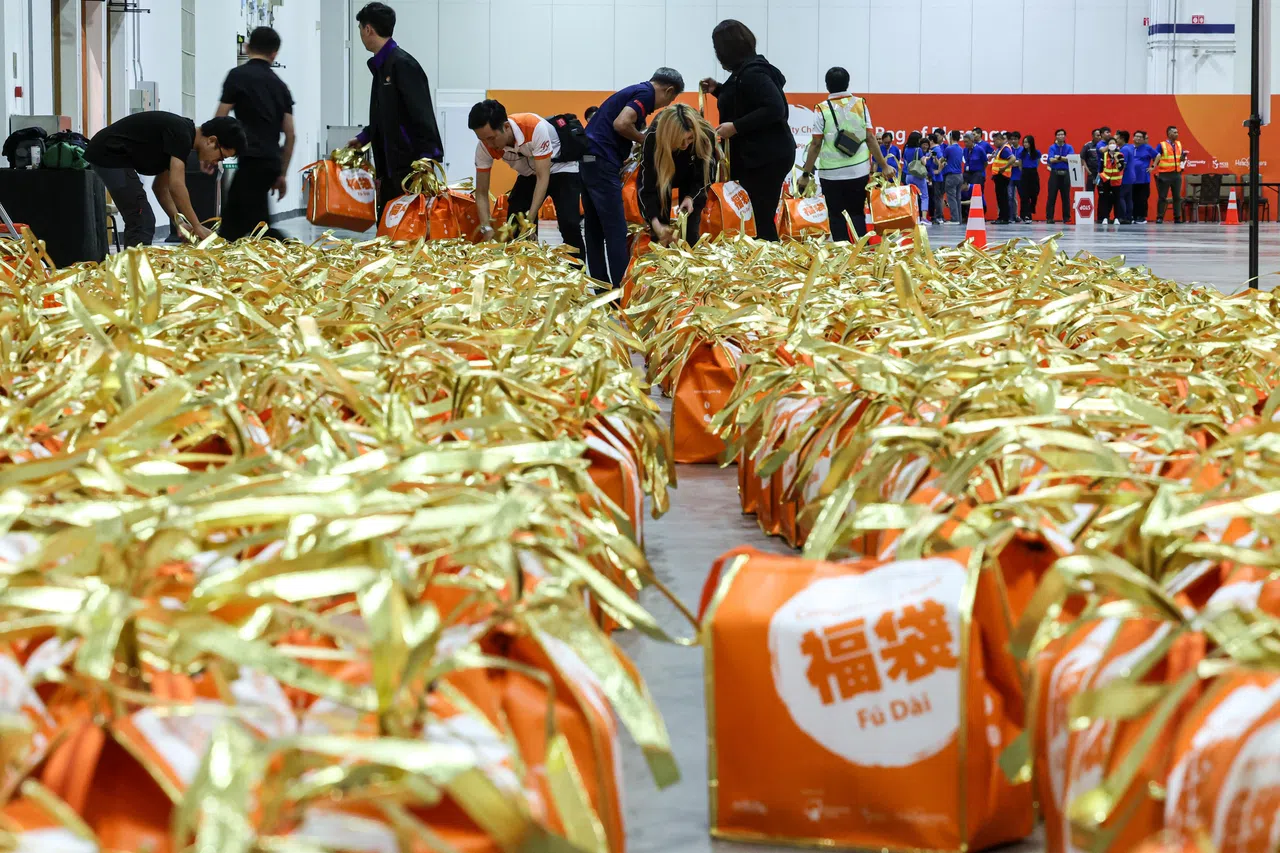 参与福袋活动的义工准备将福袋移至货车上，派送给全岛各个地点的受益者。（关俊威摄）