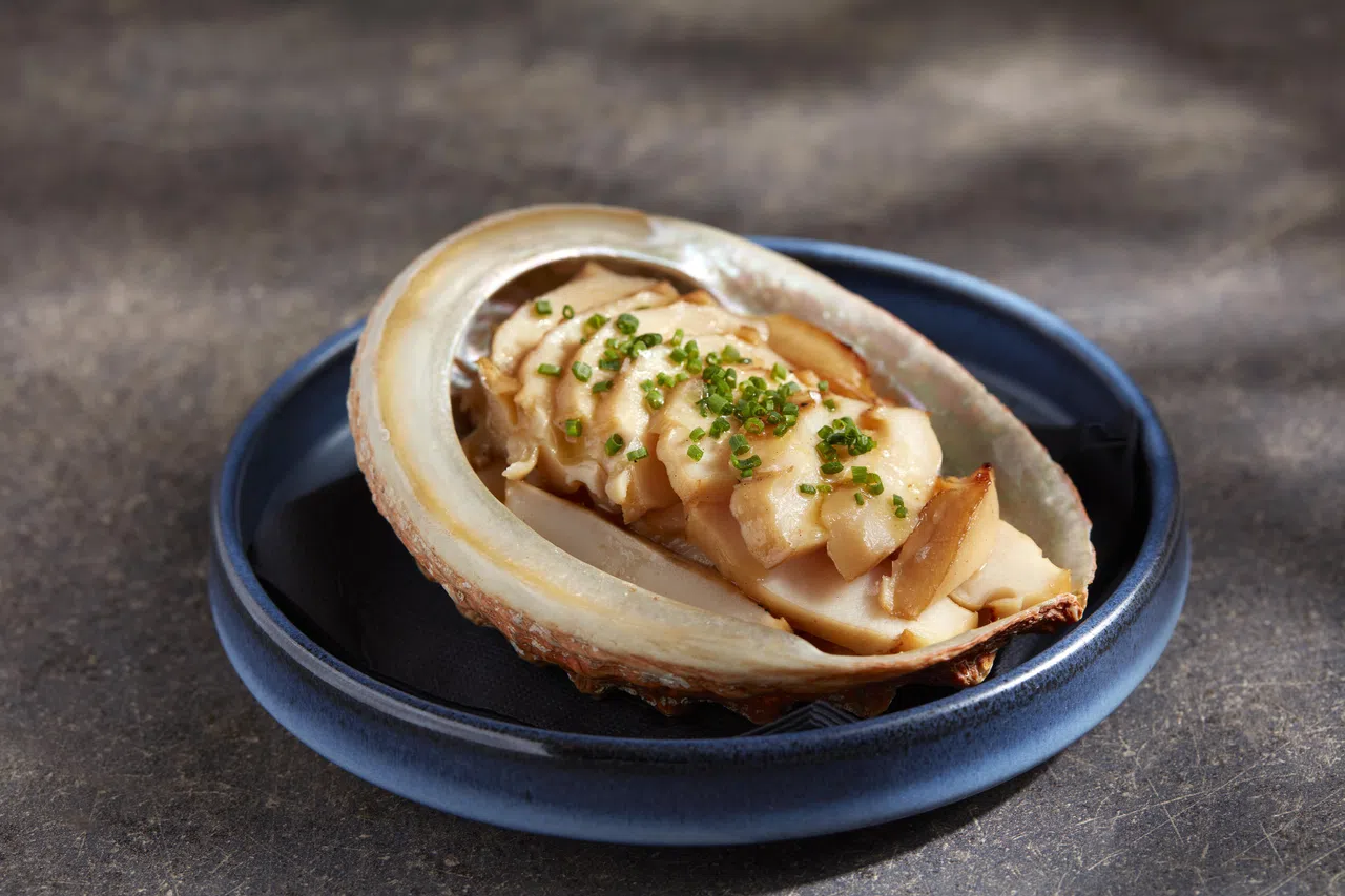 烟熏野生塔斯马尼亚鲍鱼虽经烧烤，却保留了鲍鱼的汁液。（餐馆提供）