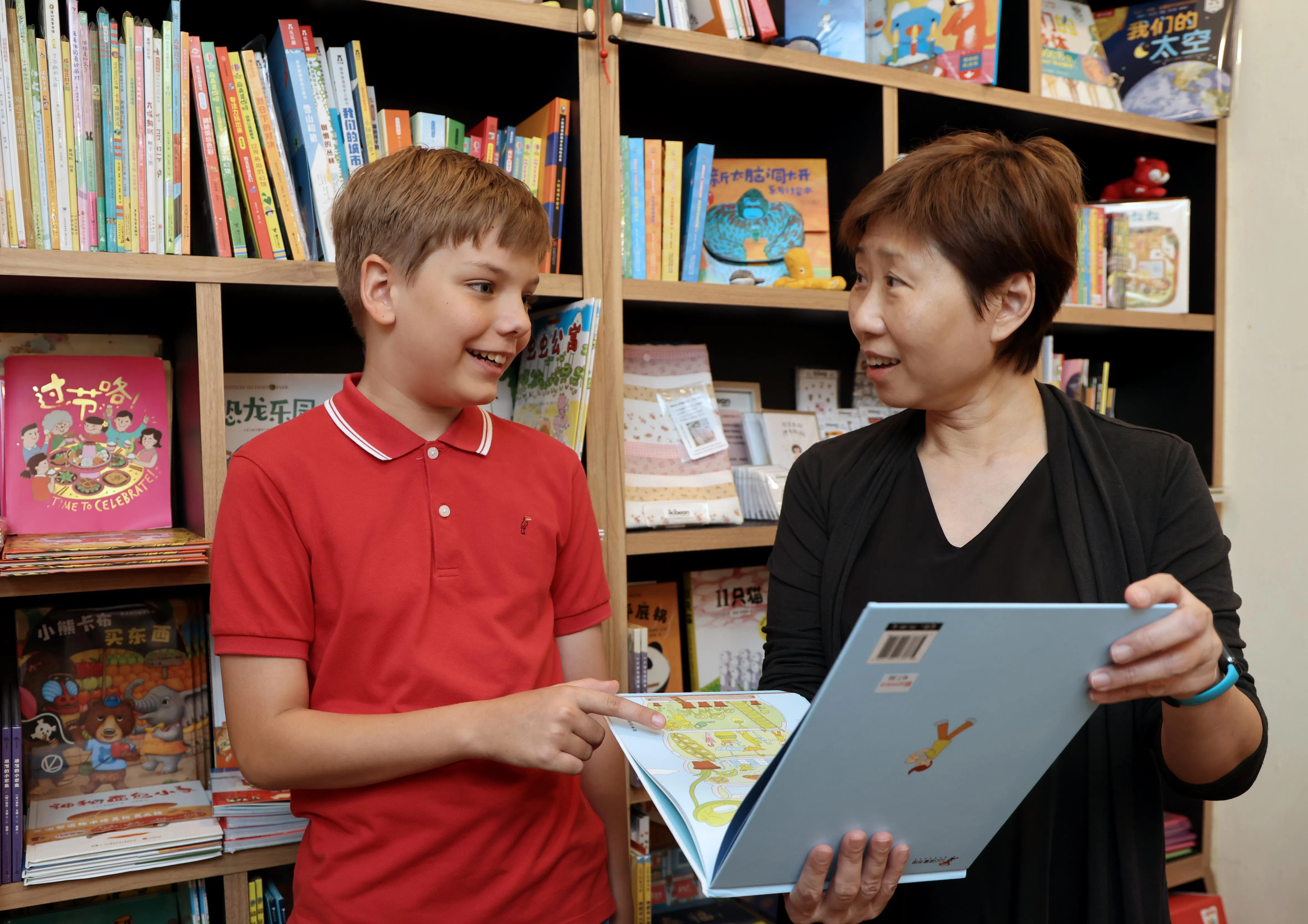 友谊故事屋店主宋恩玲（右）与马伊凡相识已久，一直为他提供本地华文学习资源。（梁麒麟摄）