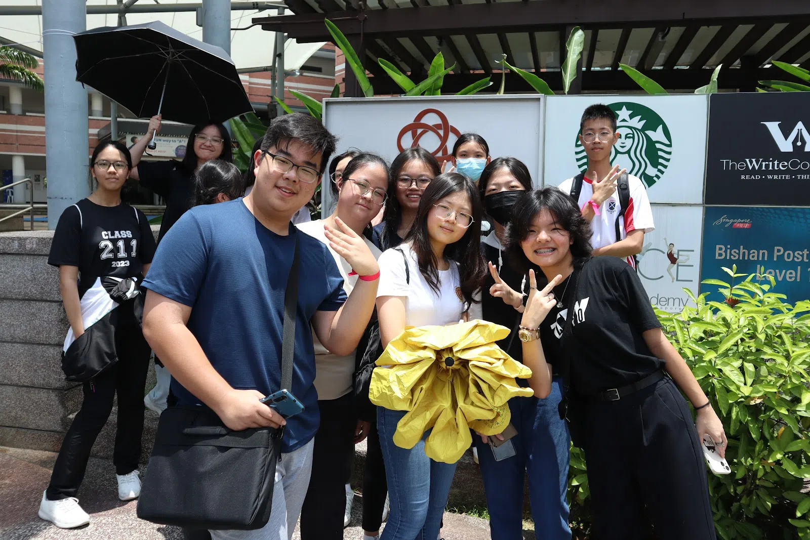 户外追逐游戏时，到达拍照点的群鹰组合照。（联合学生摄影通讯员詹歆仪摄）