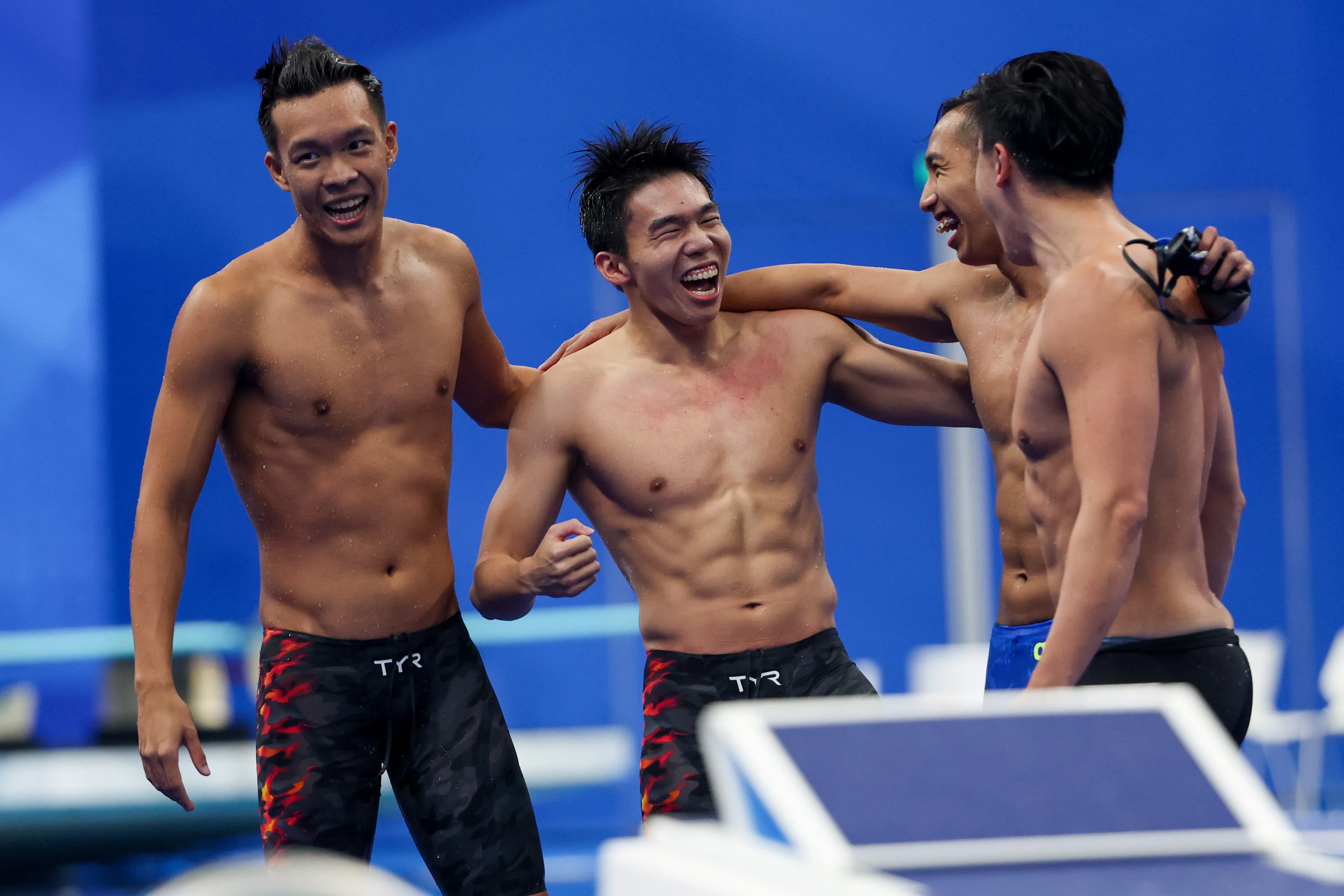 虽然无缘领奖台，但能改写男子4X100米自由泳接力全国纪录，还是让我国男子接力队泳手（左起）李君杰、陈永进、阿尔迪和柯正文相当开心。（陈渊庄摄）