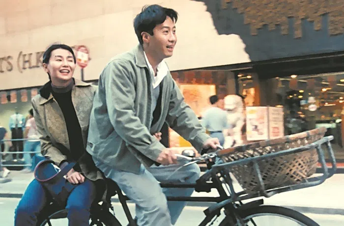 由张曼玉（左）和黎明主演的《甜蜜蜜》今年已经30周年，但仍是许多影迷心目中的经典。（互联网）