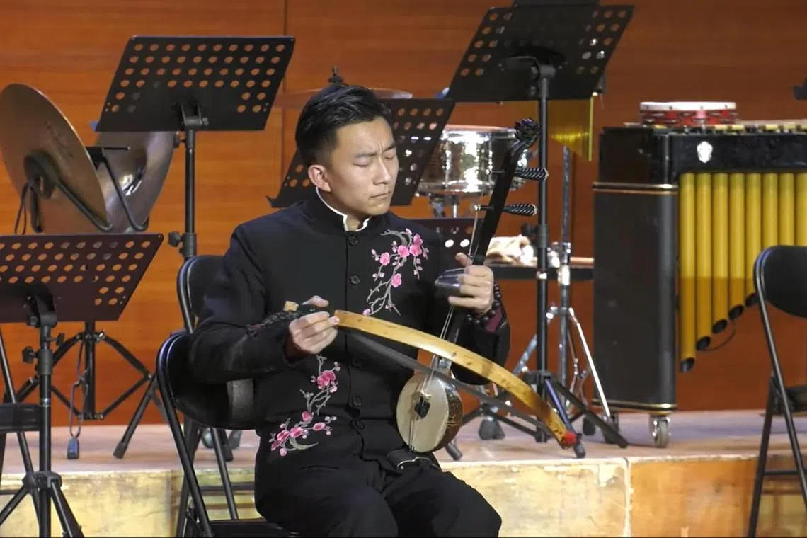 王坤演奏陕西合阳线腔木偶剧中的特色乐器皮弦胡。（网络视频截图）
