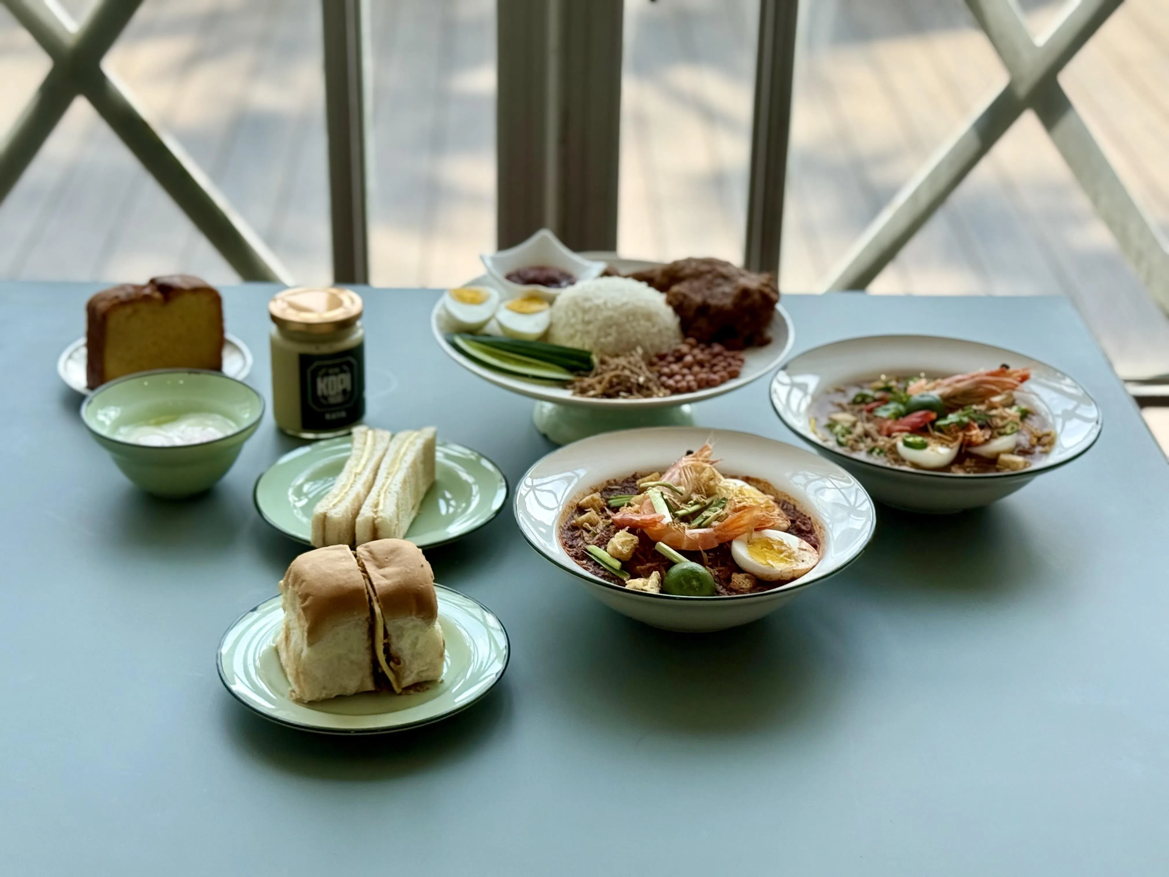 Kopi 1930主打熟悉的在地风味，包括：叻沙、米暹、咖椰牛油吐司、半熟蛋套餐，以及招牌UFO面包等。（叶晓虹摄）