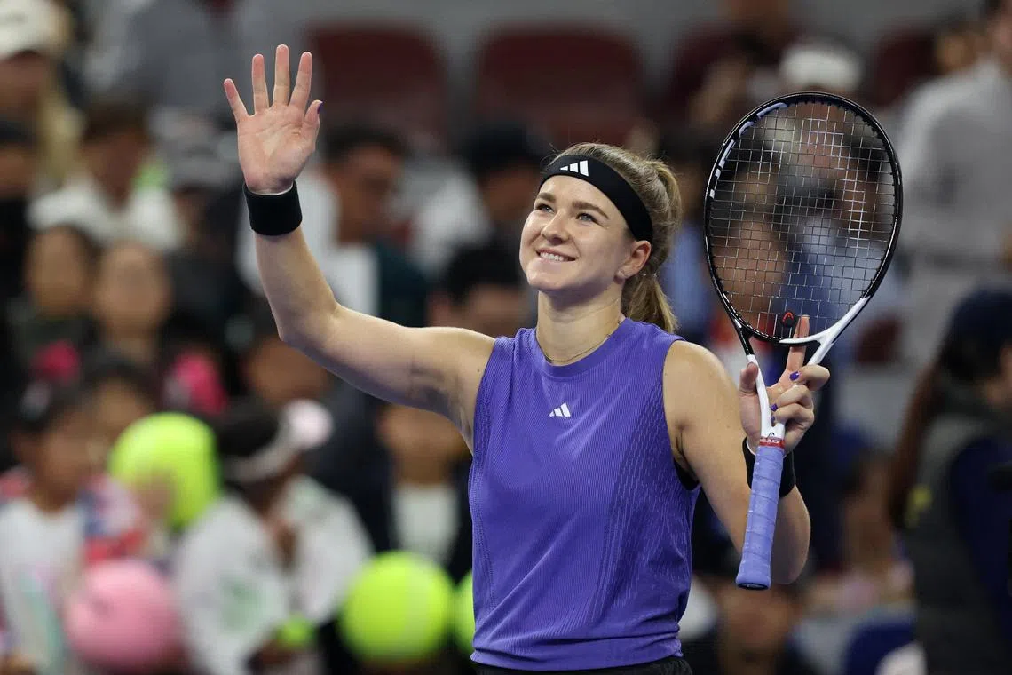 捷克女将卡罗利娜在复赛爆冷淘汰世界第一女单阿丽娜后，本仗再力压主场作战的郑钦文杀入决赛。（路透社）