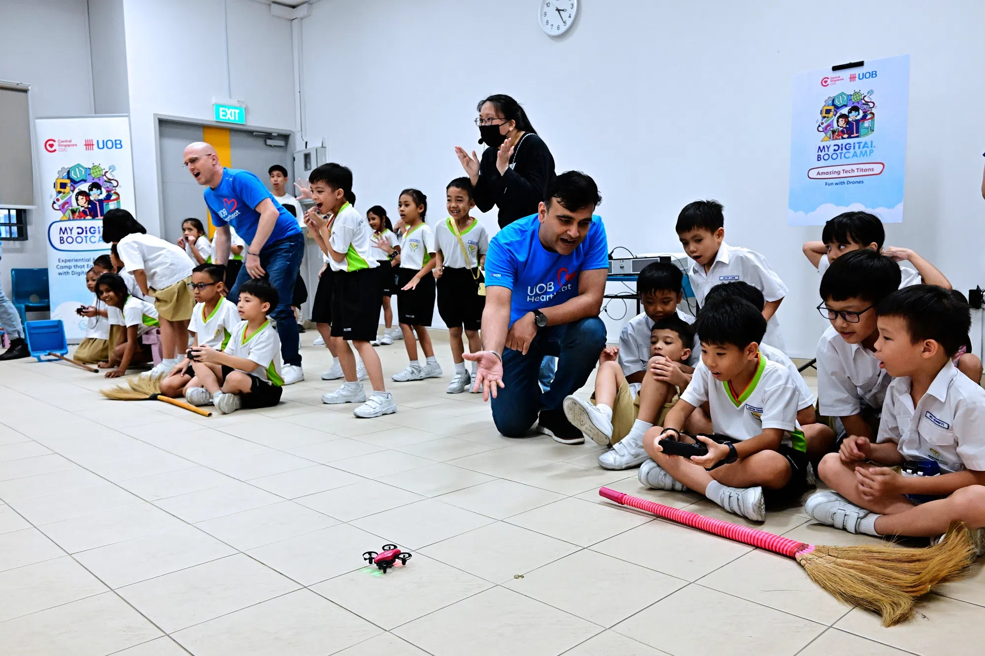 学生们新学到的无人机飞行技巧在友谊赛中派上用场。（特约摄影谭淑慧摄）
