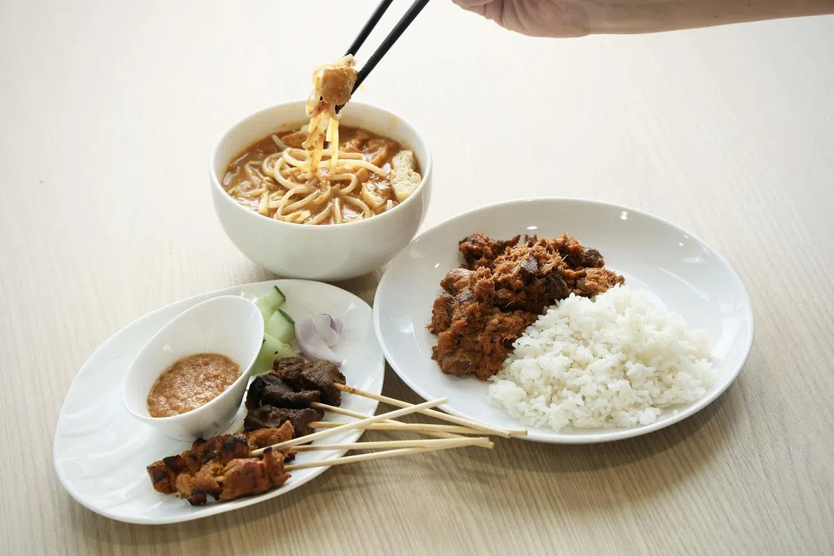 图为以黄豆等植物蛋白质制成的沙爹、仁当和叻沙。（龙国雄摄）