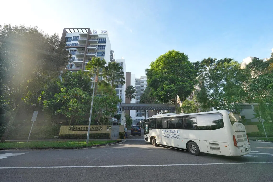 2014年完工的99年地契私宅Seastrand共建有472个单位。由于离开地铁站有一段距离，公寓为居民提供接驳小巴服务，方便出行。（谢智扬摄）