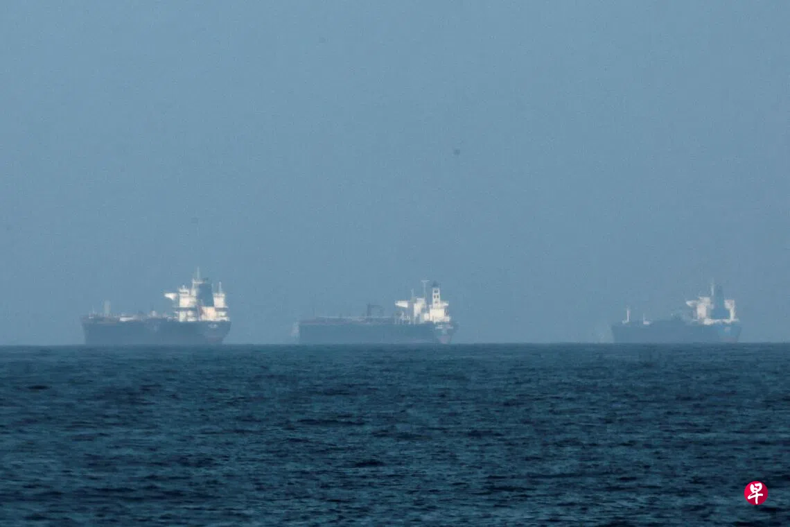 Image 16: 3月3日，在阿拉伯联合酋长国的富查伊拉（Fujairah）海岸附近的油轮。 （路透社）