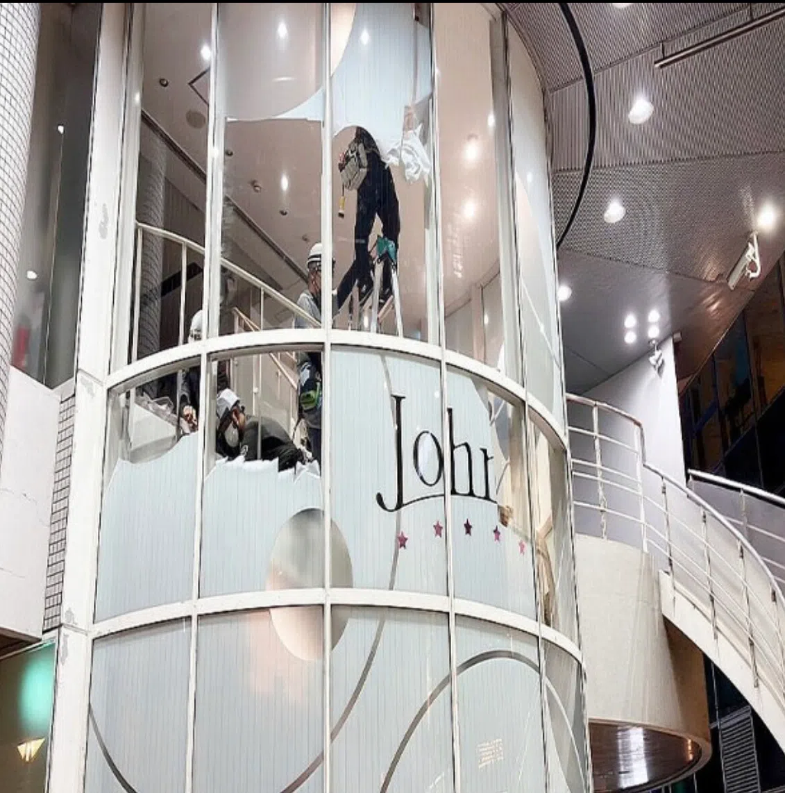 “Johnny Shop”店铺关门之后，工人开始拆除招牌。（互联网）