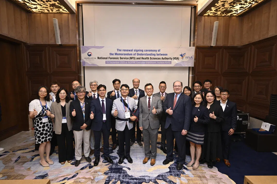 新韩法证机构合作谅解备忘录签署仪式在韩国仁川举行，新加坡卫生科学局局长蔡瑞文教授（前排右五）和韩国国立科学搜查研究院院长李凤佑医生（前排右六）率领双方团队合影。（新加坡卫生科学局提供）