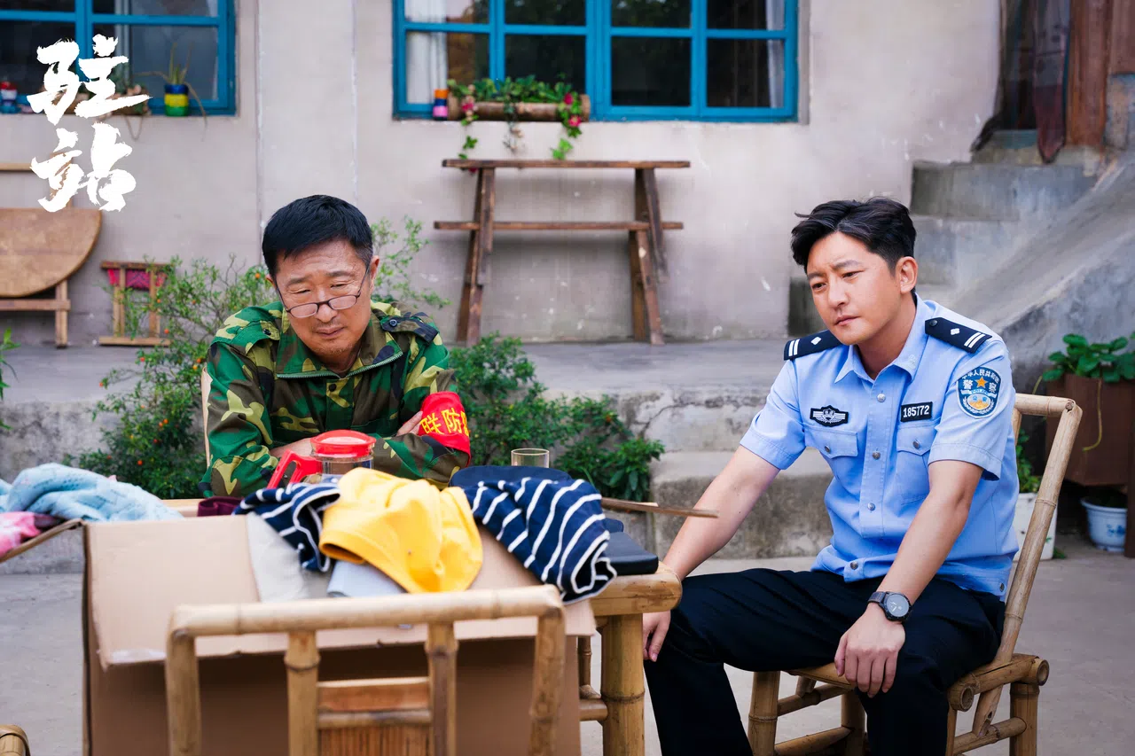 郭京飞（右）扮演的驻火车站警察，与林永健扮演的老村长，经过磨合，一起为村中事务伤脑筋。（取自剧集官方微博）
