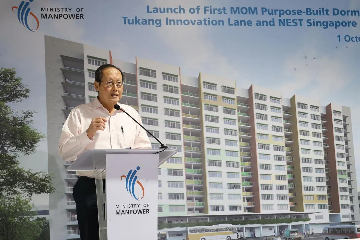 人力部长兼贸工部第二部长陈诗龙医生10月1日在都康创新巷客工宿舍工程动土仪式上致辞。（饶进礼摄）