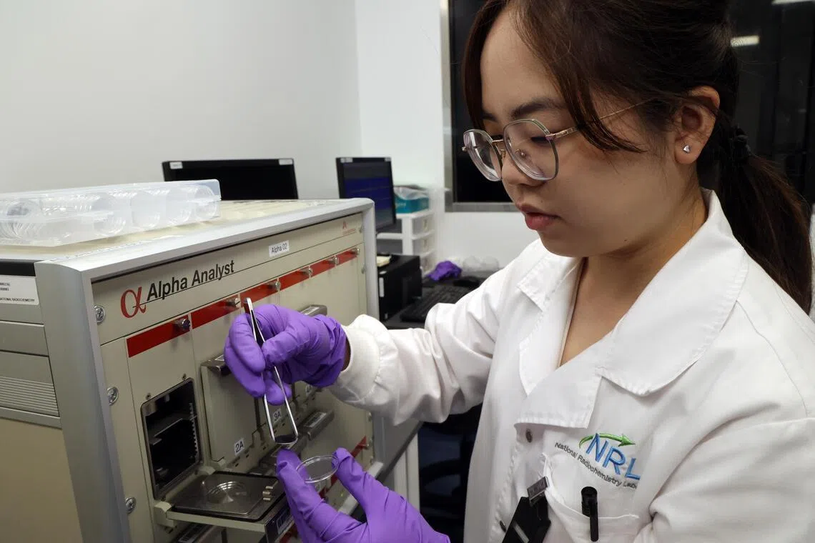 阿尔法射线的穿透能力最差，但如果含有这种放射性物质被吸入、食入或由伤口等途径进入到人体，会释出有强的电离能力，对邻近的组织产生较大照射。因此，加强相关检测能力至关重要。（邝启聪摄）