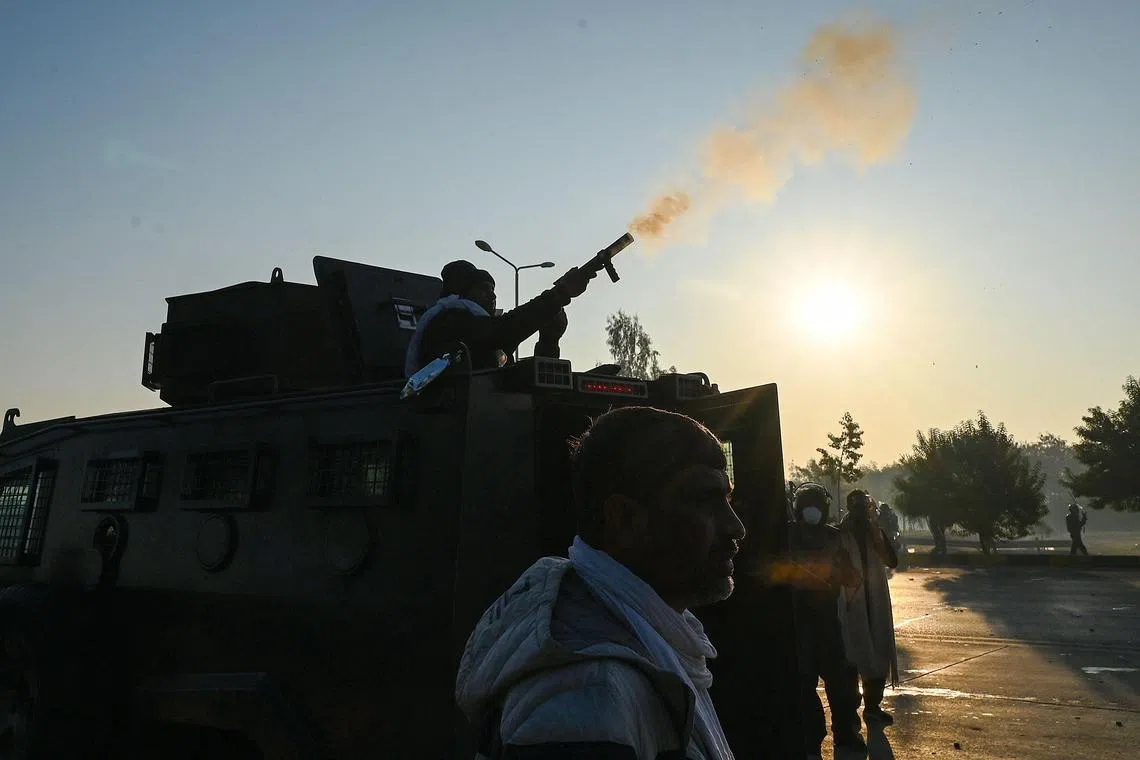 来自西北部开普省的正义运动党支持者车队清除了通往首都伊斯兰堡的高速公路沿线的路障，警察发射催泪弹设法驱散他们，阻止他们朝首都前进。（法新社）