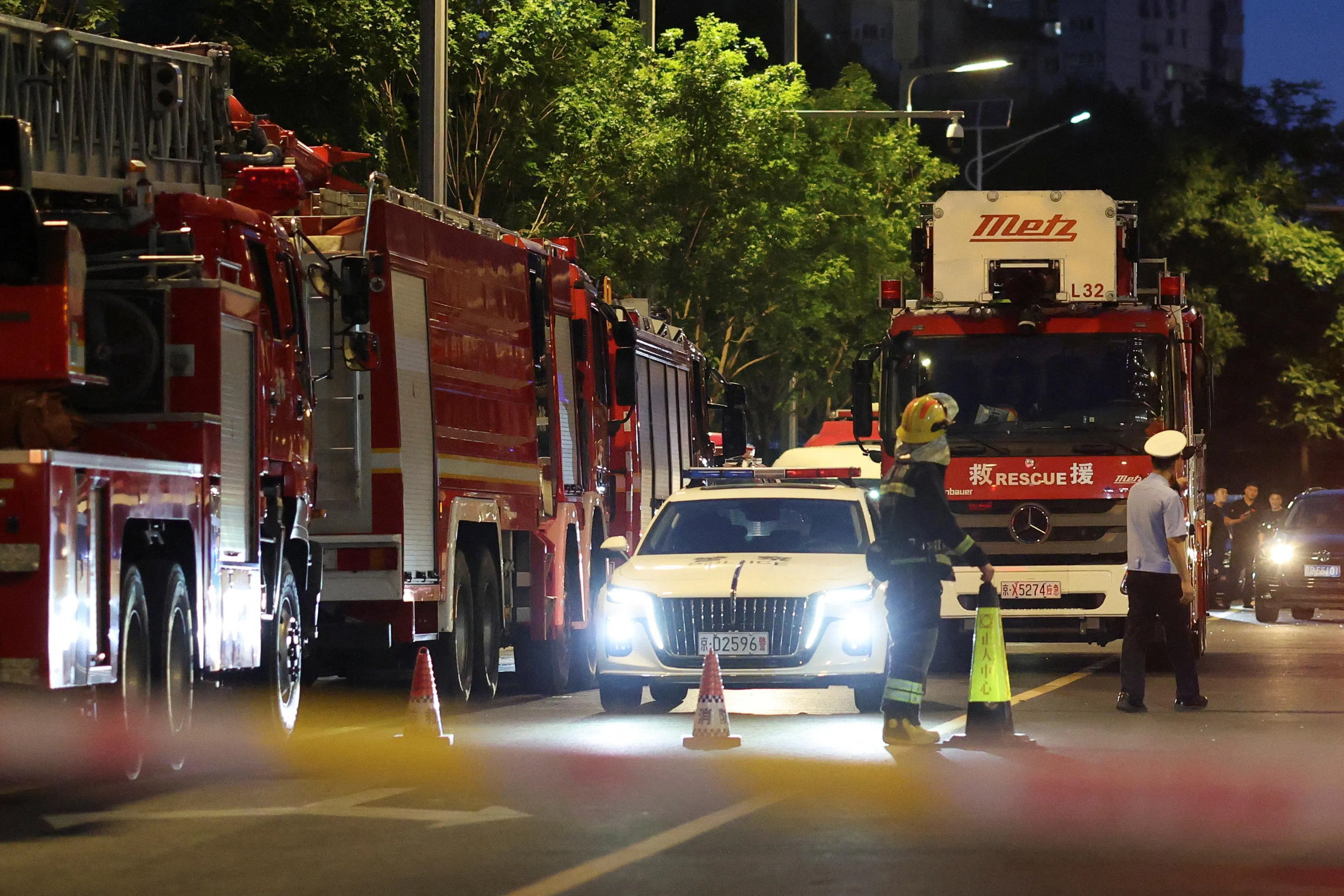 北京警方在中信大厦周围加大部署，封锁通往大楼的部分道路。（路透社）