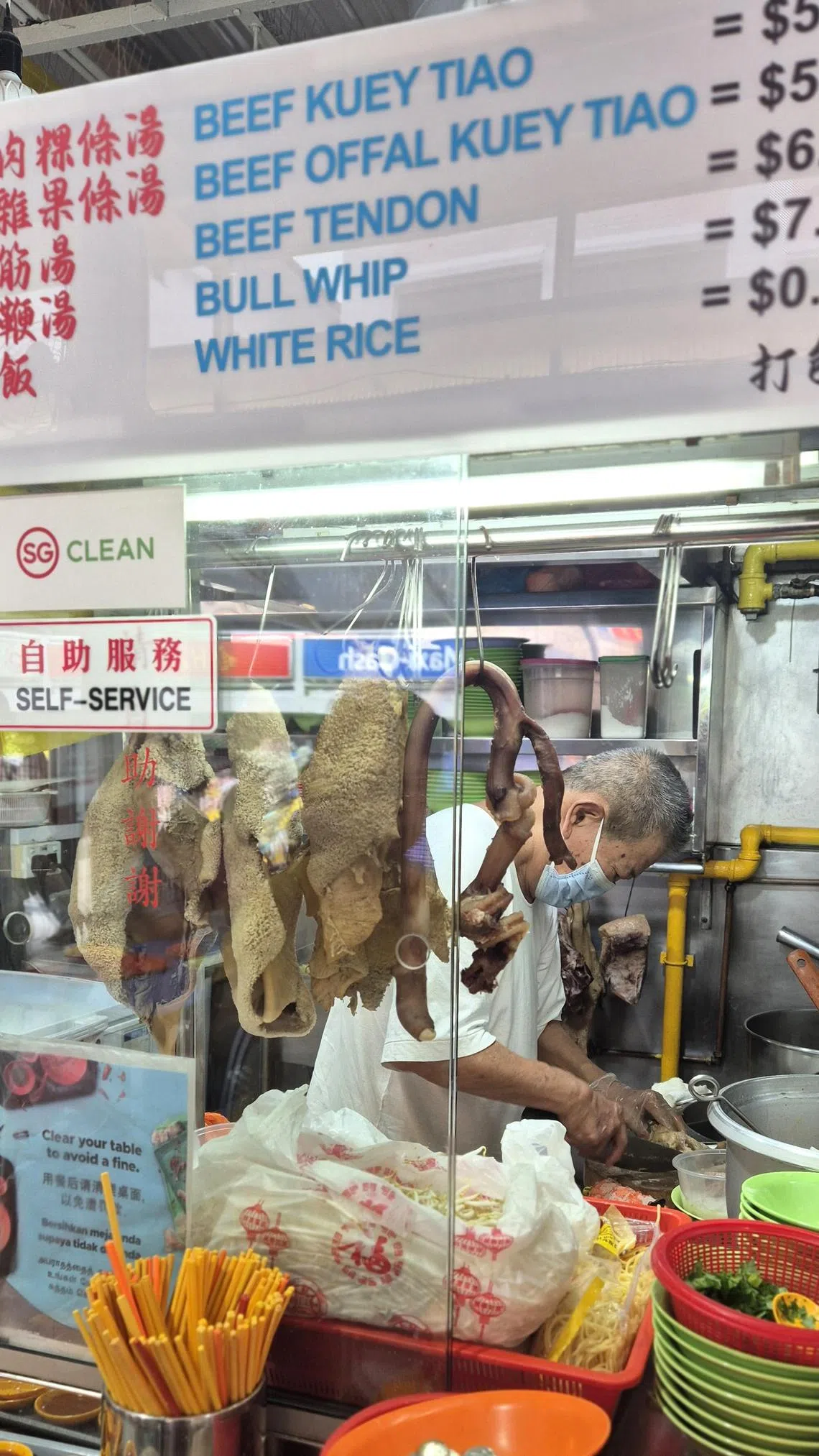 低调的成成熟食摊主，正在细心处理食材。（陈爱薇摄）