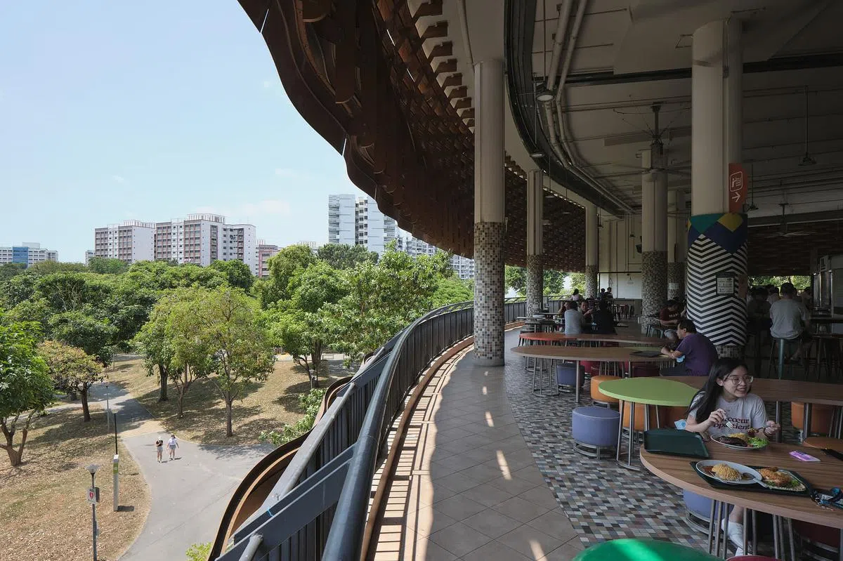白沙中熟食中心二楼一览无遗的绿意，让食客仿佛置身在公园用餐。（王猷和摄）