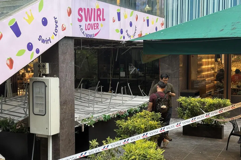 Ceiling Collapse Injures 3 Near Lie Building | Lianhe Zaobao
