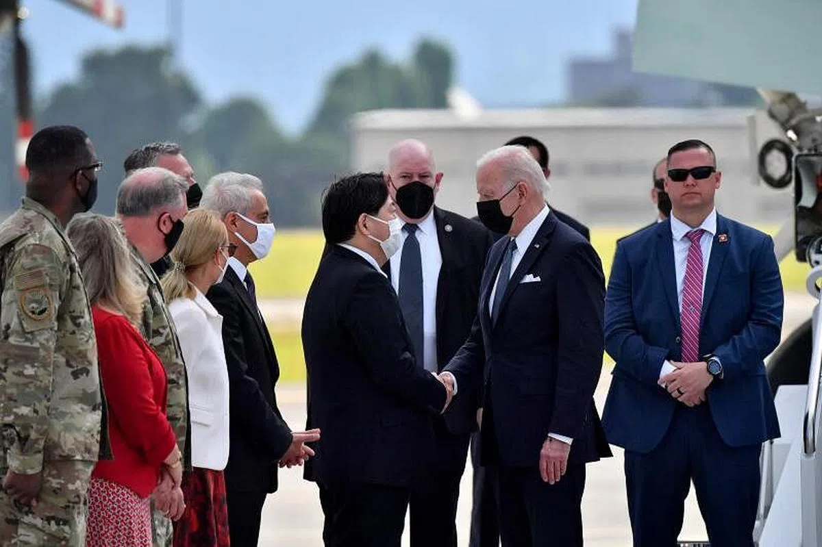 拜登昨天（22日）抵达东京郊外的横田空军基地时，日本外相林芳正前去迎接。（法新社）