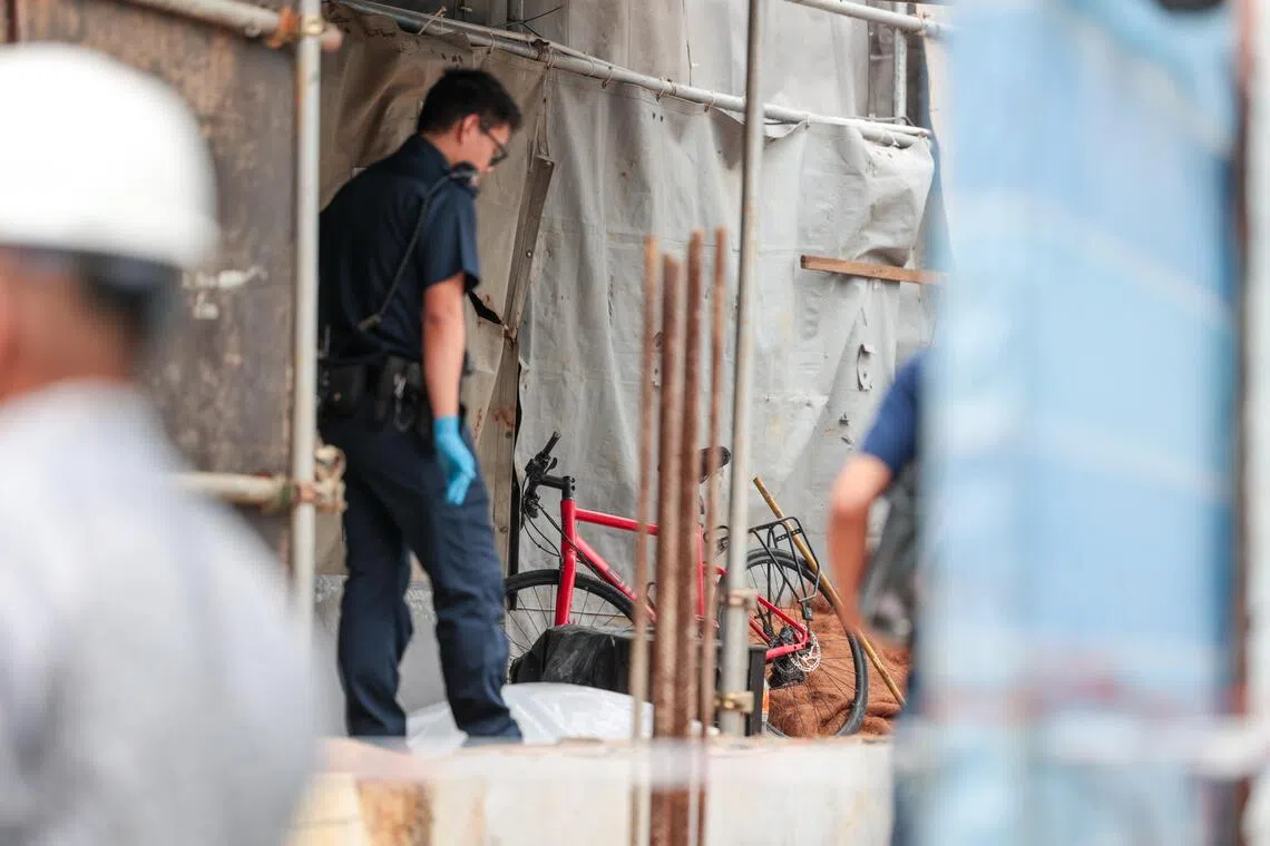 调查人员在现场拍照存证后，为死者盖上白布。（吴先邦摄）