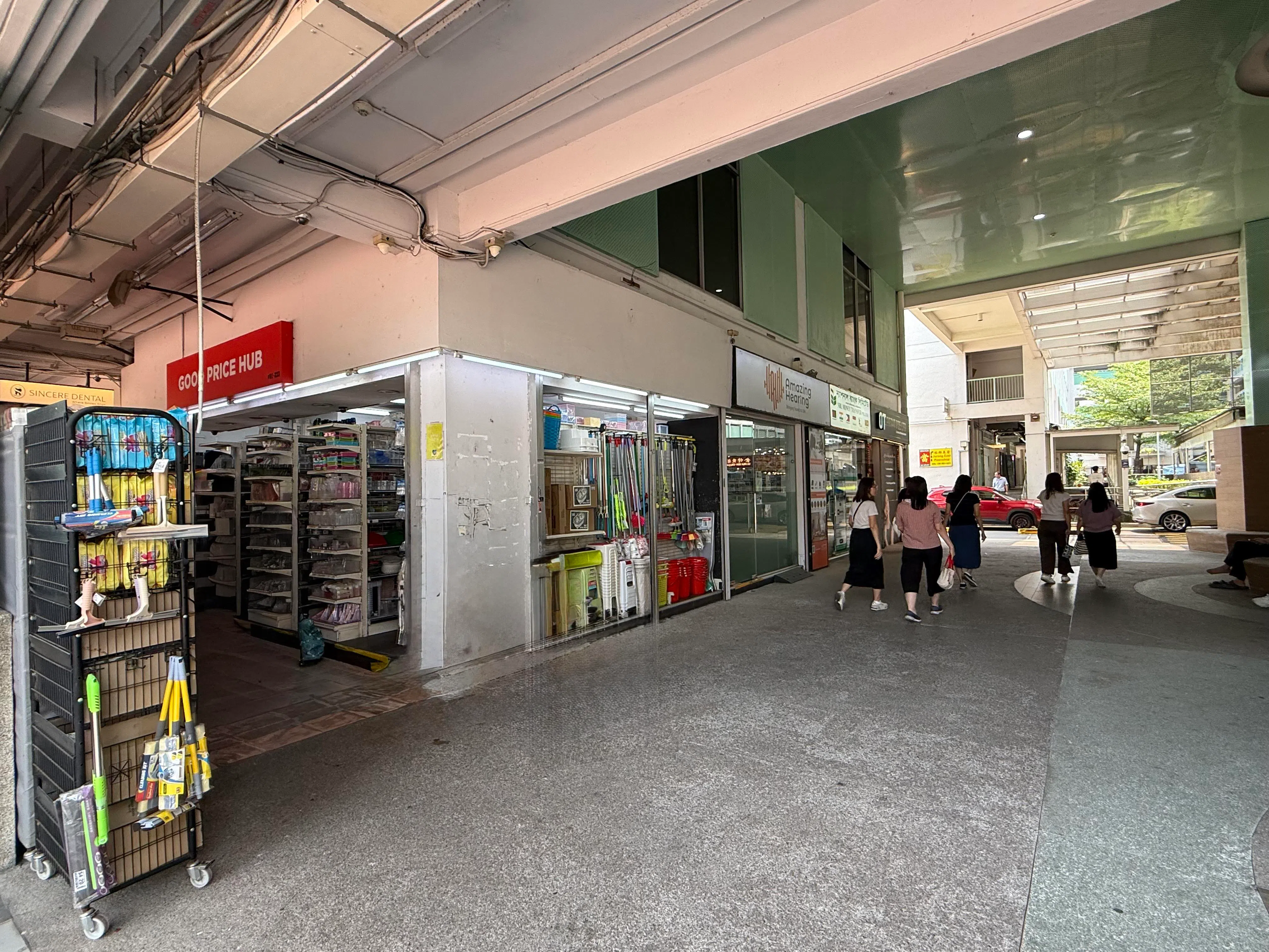 这个大型单位在裕廊商业环道第135座，面积为1195平方英尺，要价825万元。（世邦魏理仕提供）
