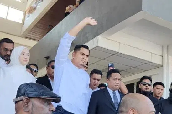 阿克玛（白色上衣）获准保释候审，案件定于9月22日过堂。（东方日报）