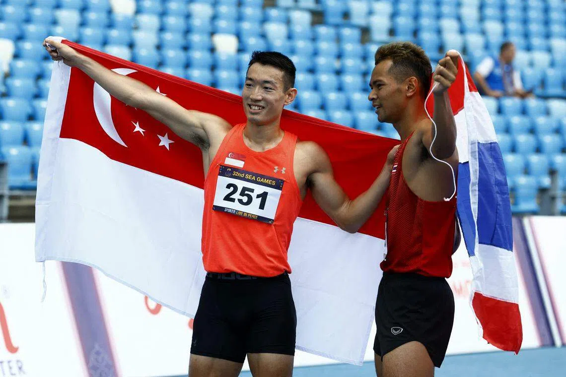 洪晨翔（左）和纳塔彭（右）在赛后，身披国旗庆祝。（路透社）