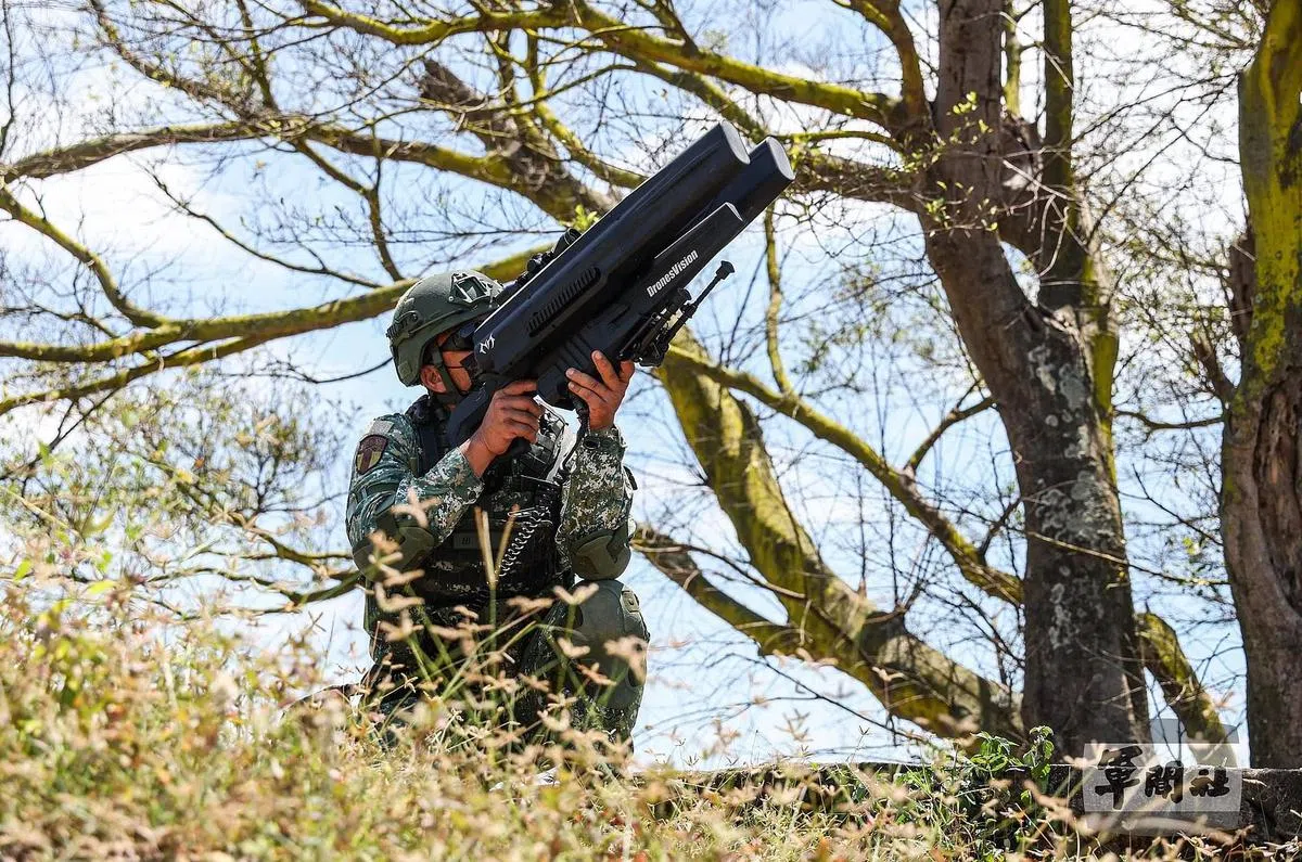 面对近期中国大陆无人机频繁进入金门禁限制水域上空，上星期六为台湾“九三”军人节，金门烈屿的一名士兵用干扰枪信号干扰及控制、7.62mm口径以下武器防卫射击及信号弹示警等手段，强力反制中共认知作战侵扰。（军闻社）