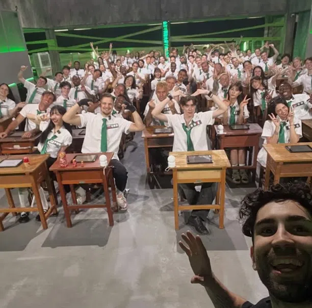 节目的淘汰率高，第一集节目中就有一半的人收拾包袱回家。（互联网）