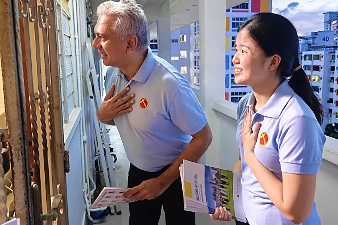 新选区范围公布的两天后（13日），工人党马林百列团队与义工就前往麦波申进行家访，包括新面孔尼荷哈佩星（左），以及在人工智能领域工作的彭嘉琳（右）。（取自尼荷哈佩星脸书）