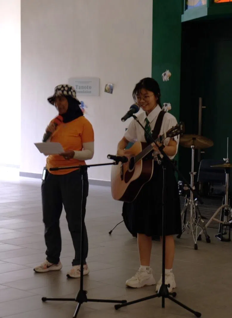  教职员工和学生一同表演。（莱佛士女中摄影社提供）