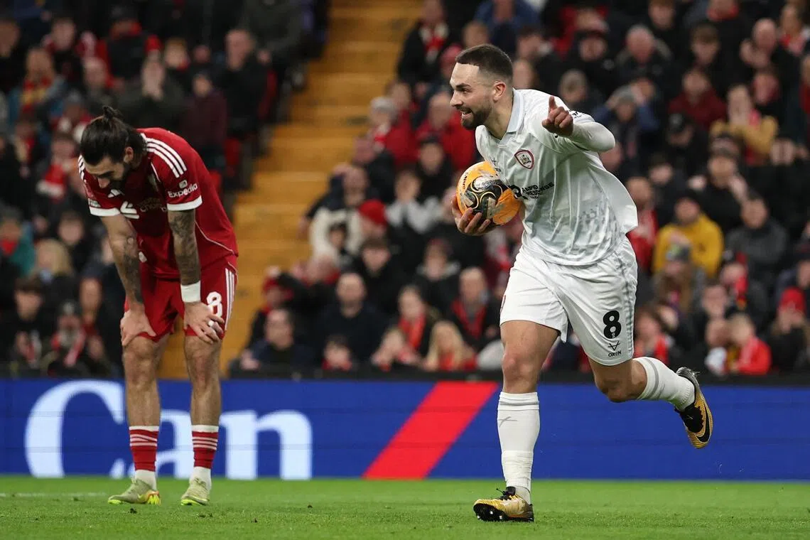 索博斯莱（左）在贡献世界波后，又在上半场结束前“助攻”对方边锋菲利普斯（右）得分，让原本悬念不大的比赛变得跌宕起伏。（路透社）