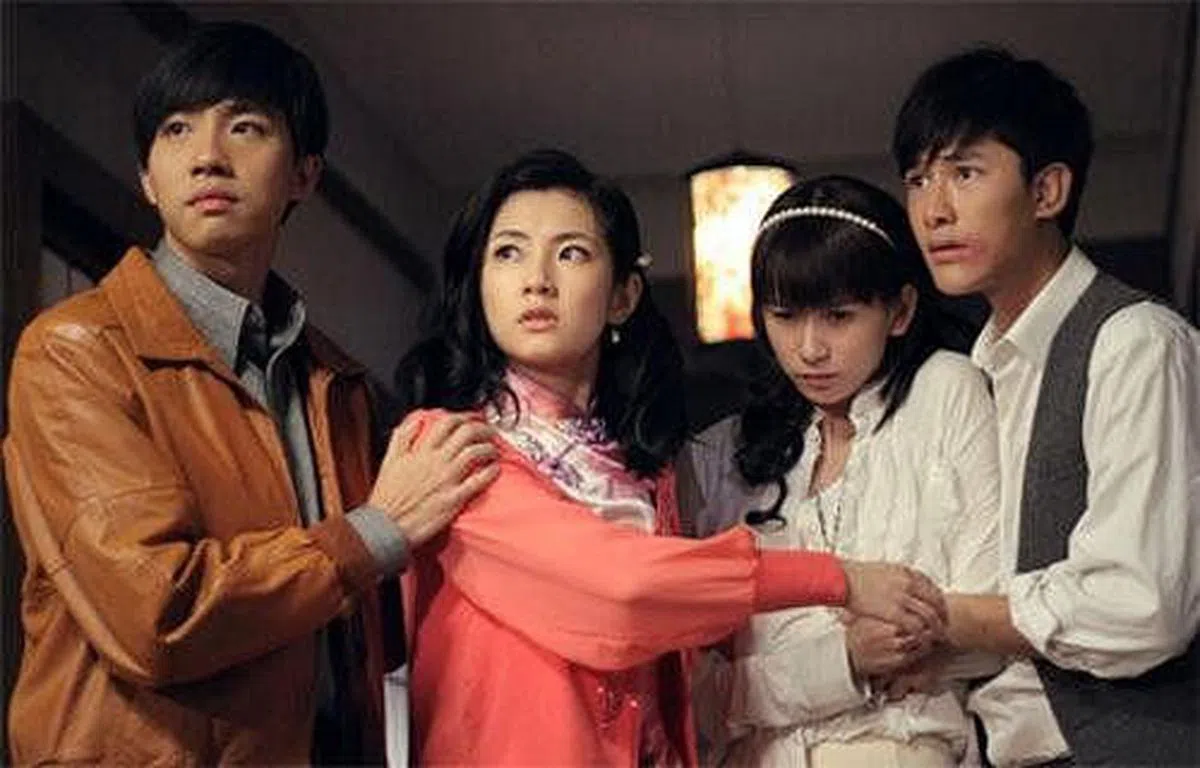 俞灏明（左）及Selina（左2）因拍摄《我和春天有个约会》时发生意外而遭严重烧伤。（互联网）