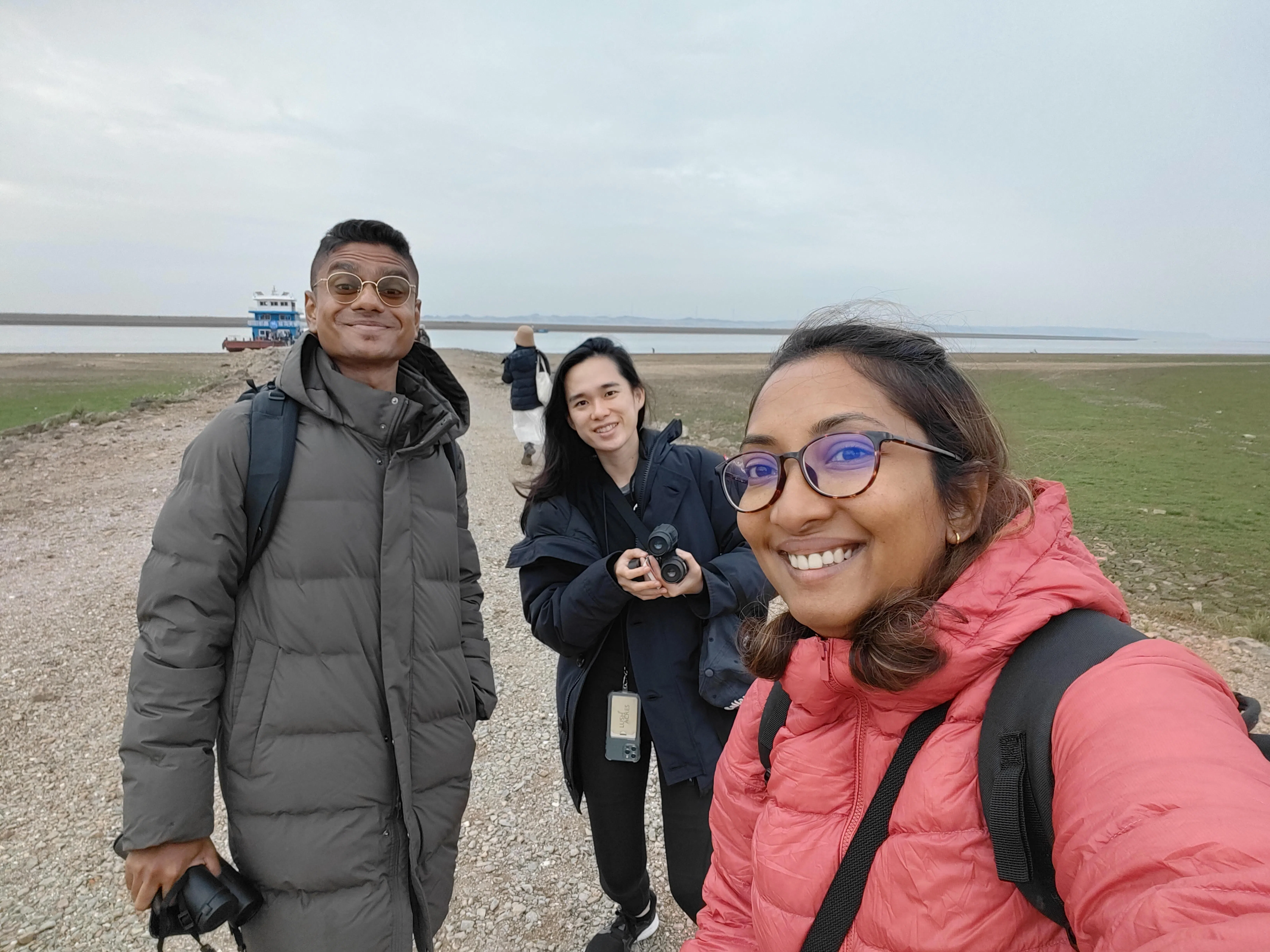丹努什里（右起）去年12月跟环境青年领袖刘嘉慧和亚西尔·阿明，走访中国的鄱阳湖。（受访者提供）