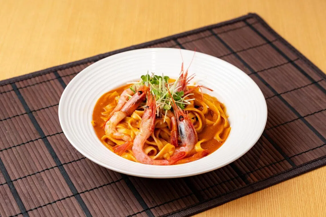 甜虾手工米粉宽面，以佐渡岛甜虾烹制，味道浓郁厚重。（餐馆提供）