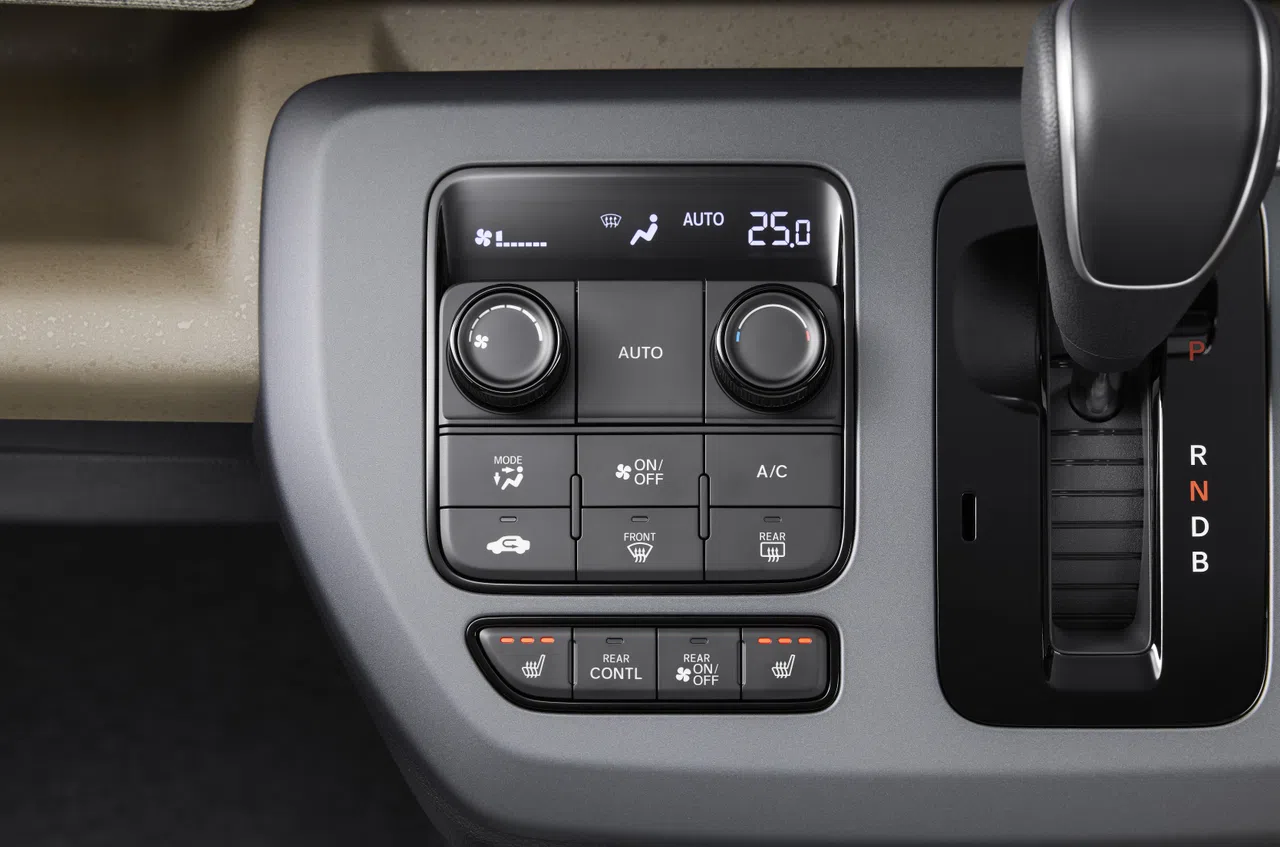 车子采用悬浮式中控台，上面有实体冷气调控按键，操作直观便捷。（车商提供）