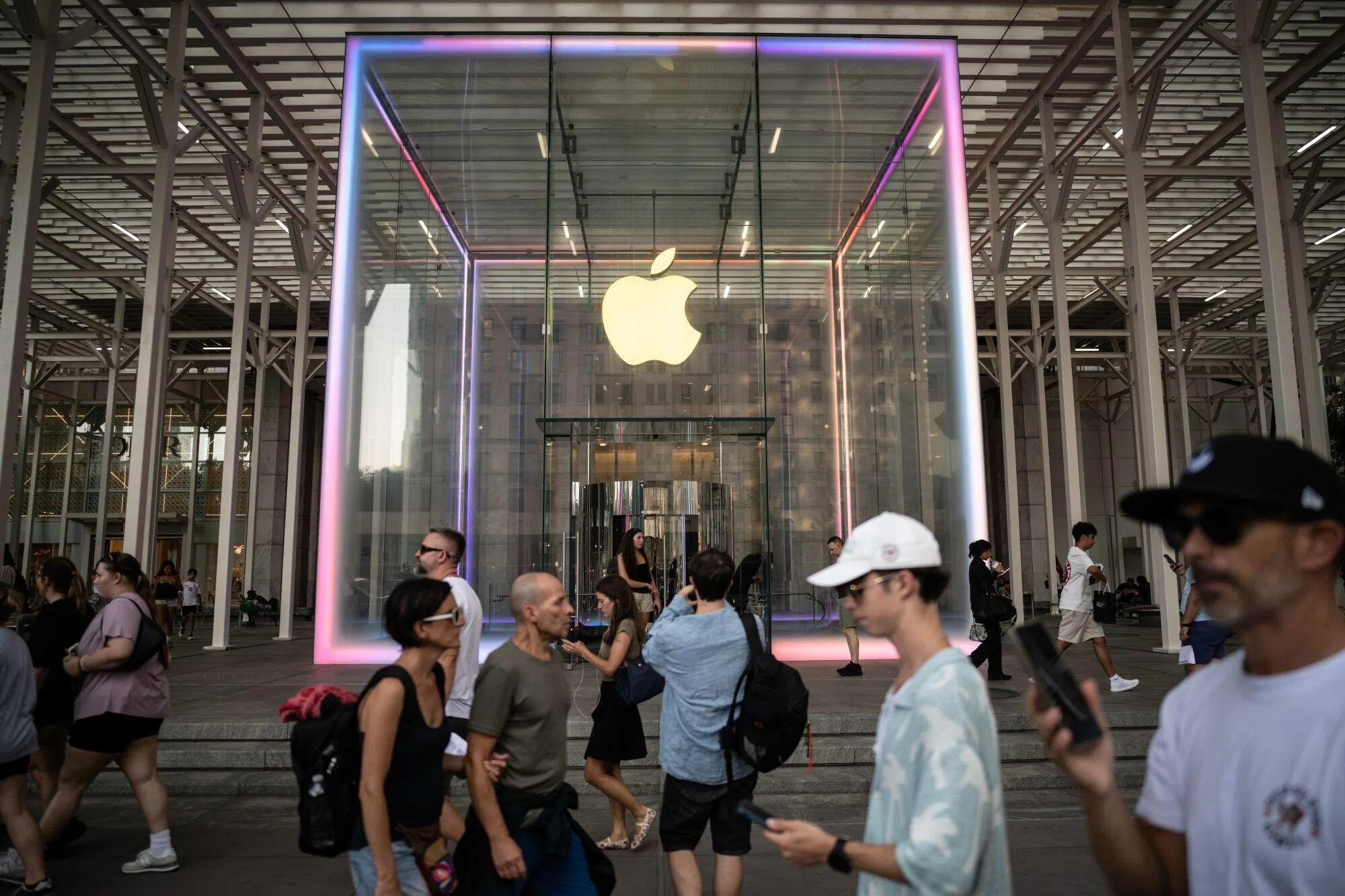 苹果公司说：今年发布的iPhone 16比去年同期发售的iPhone 15更受欢迎。iPhone 16的销量比上一代产品增长了“两位数”。（彭博社）