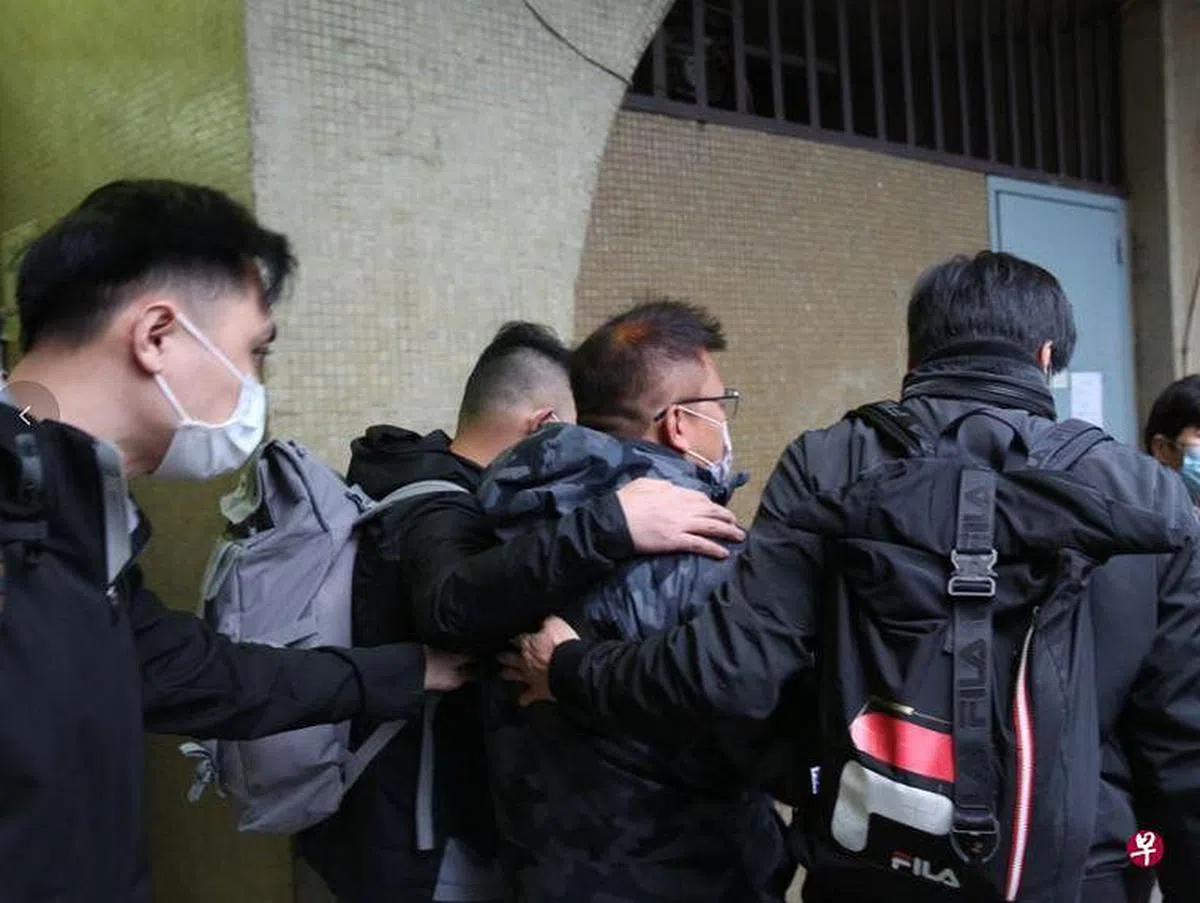 香港国安处人员今早到《立场新闻》副采访主任陈朗昇在沙田区的寓所，将陈朗昇（中）逮捕。（香港01）