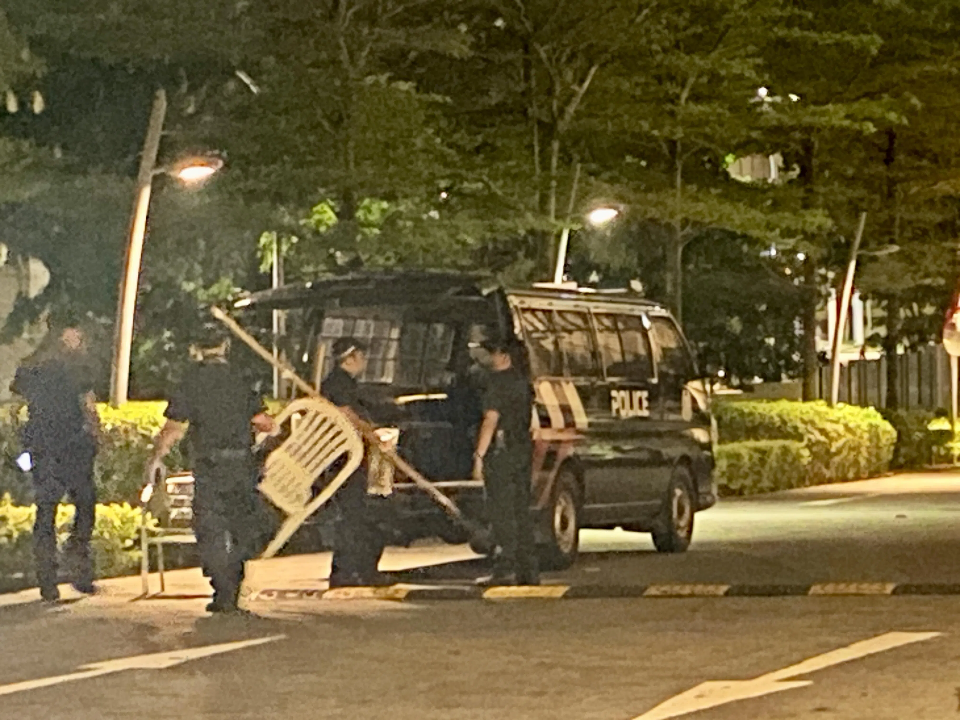 警方在女皇碧苑公寓完成调查后，把热心公众用来制伏嫌犯的椅子和棍子等证物带走。（邝启聪摄）