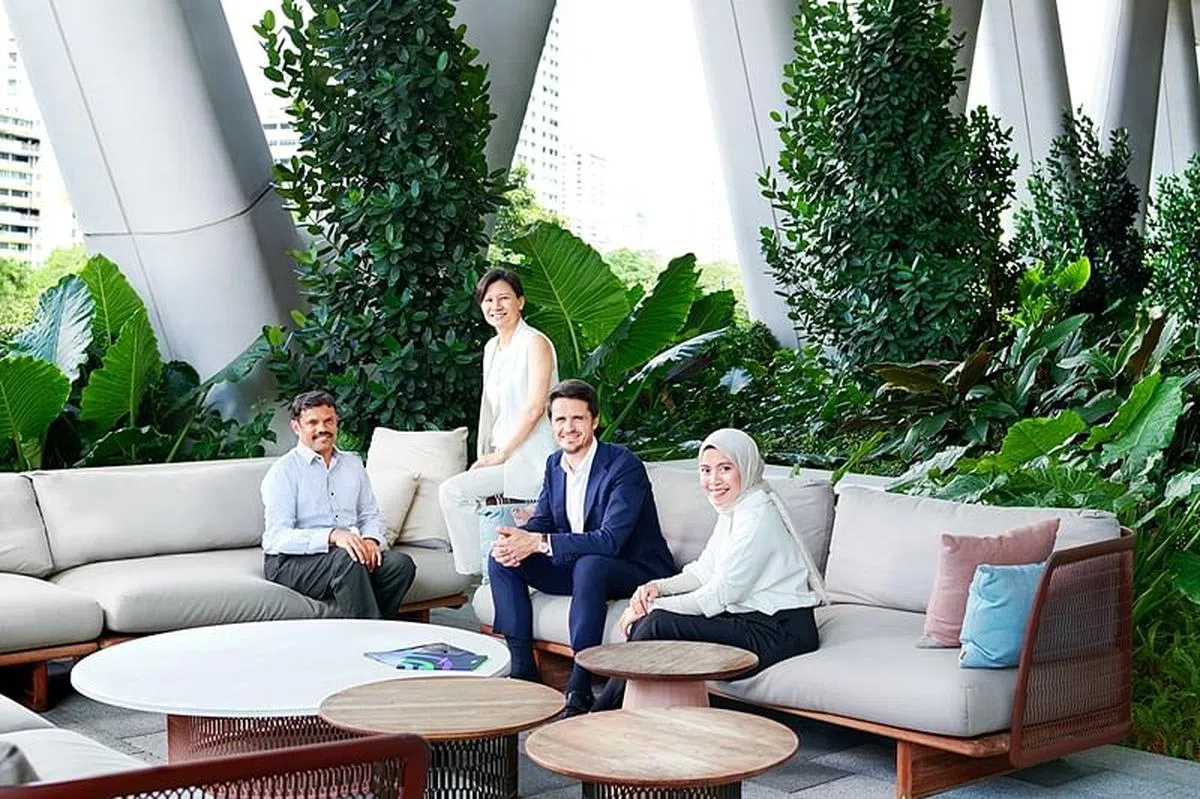 瓦斯康塞洛斯（右二）说，公司以新加坡为据点，让本地团队在发展和管理亚太市场时能扩大技能，并掌握新知识。（图/新报业媒体）