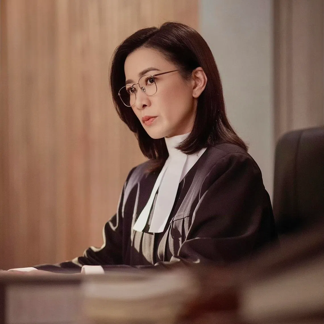 佘诗曼饰演的“言官”言惠知细致敏锐、柔肩担道义。（取自剧集微博）