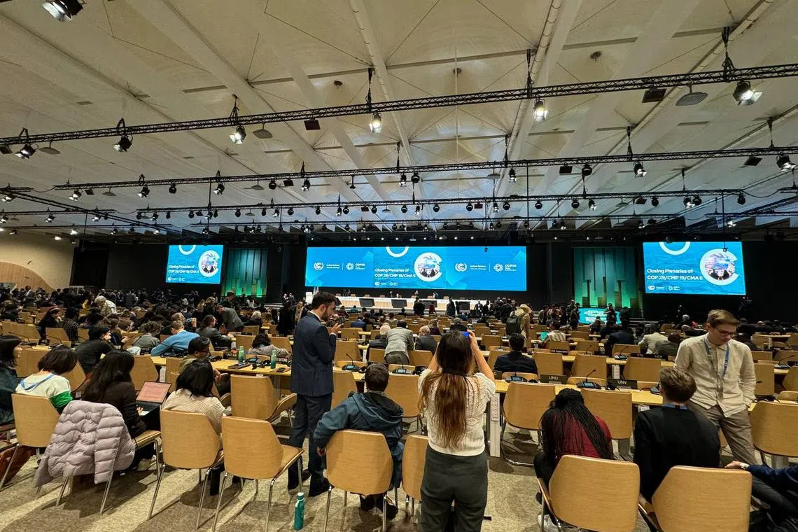 COP29原定星期五（11月22日）闭幕，但气候谈判陷入僵局，持续到星期六。闭幕会议室大约8时左右开放给与会者进场。COP29主席、阿塞拜疆生态和自然资源部长巴巴耶夫（Mukhtar Babayev）、《联合国气候变化框架公约》（UNFCCC）执行秘书西蒙·斯蒂尔（Simon Stiell）等人都在台上为会议做准备。（蔡玮谦摄）
