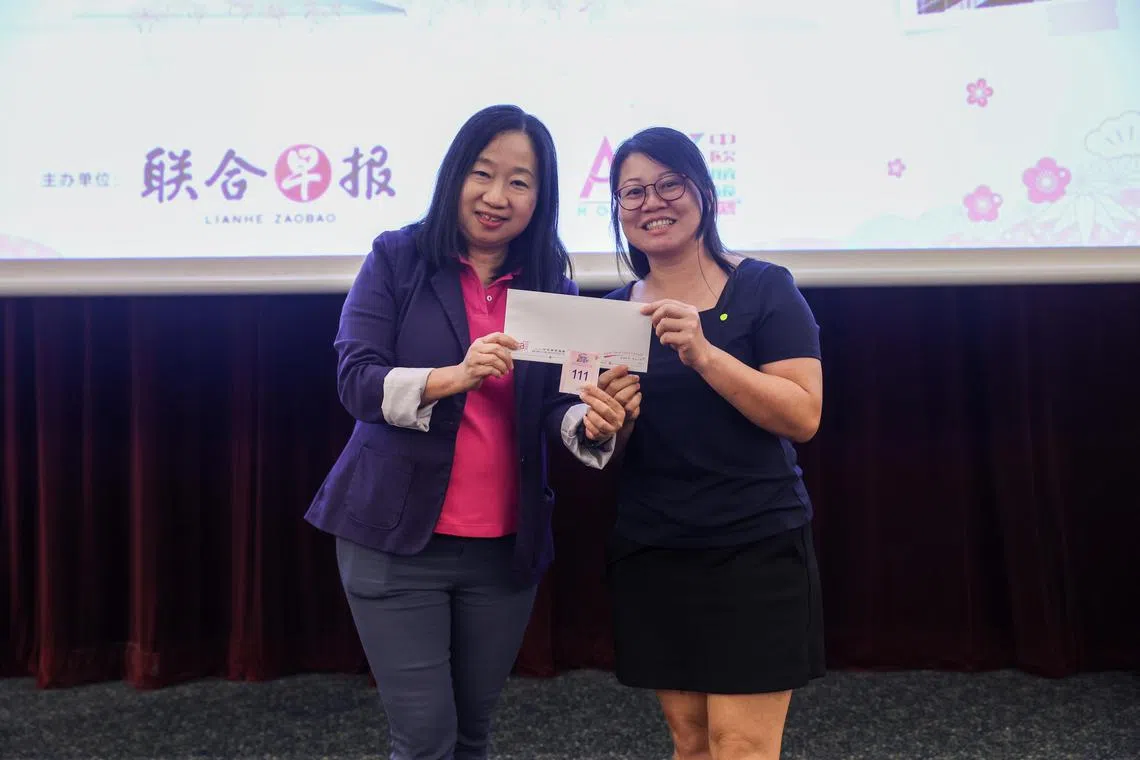 幸运儿黄孶雰（右）从中欧航旅副总经理郑德贤手中领取大奖。（白艳琳摄）