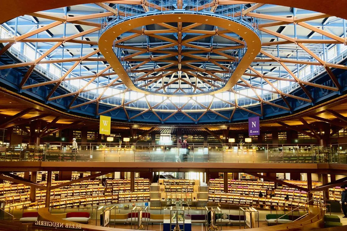 石川县立图书馆的内部规划有接纳包容的开阔气质。（张书译摄）