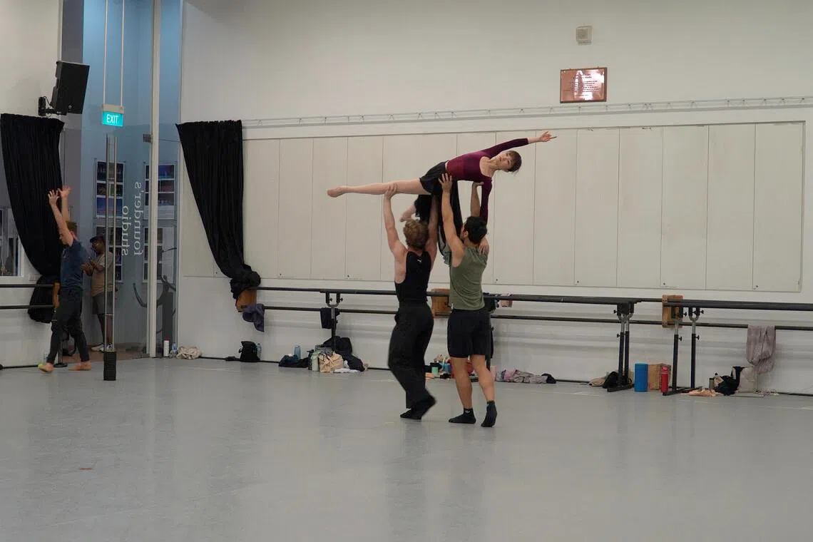 娜塔莉·威尔编创的舞蹈《土地》，灵感来自电影配乐家汉斯·季默的音乐作品。（新加坡芭蕾舞团提供）