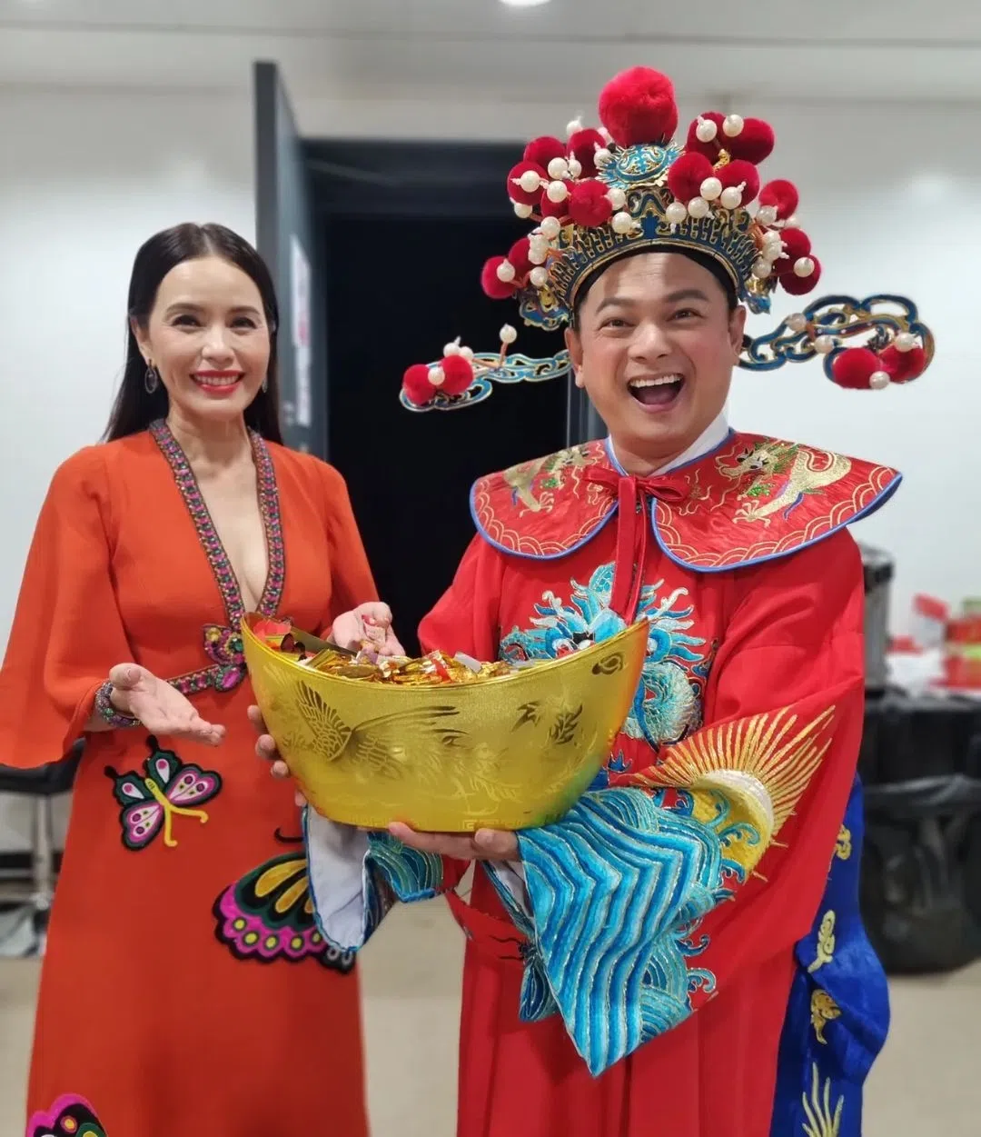 阿姐郑惠玉（左）和扮财神爷的周崇庆合照。（The Celebrity Agency IG）