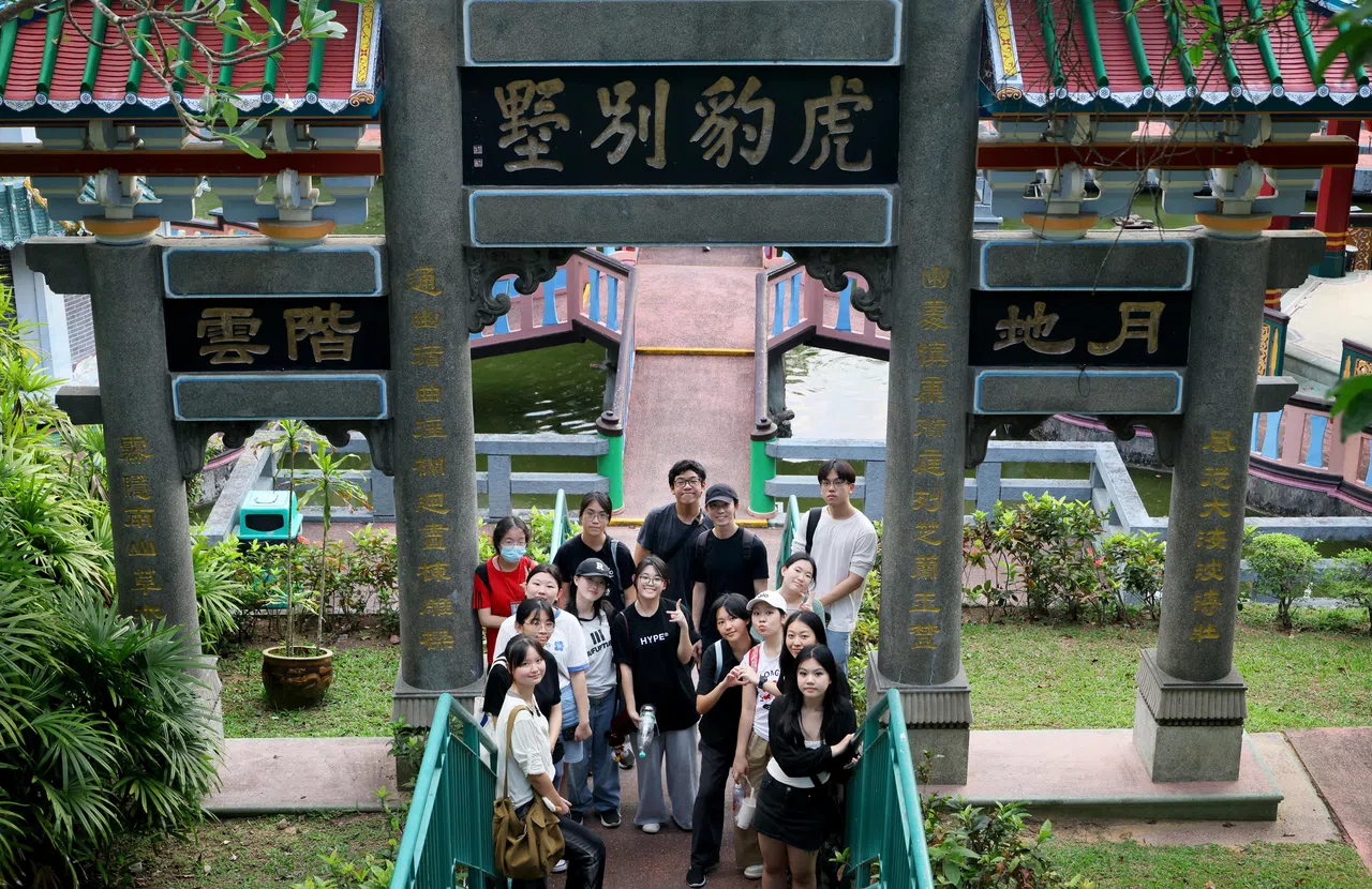 参与第十届字食族第二轮选拔的学生在这次体验中结识了写作同好。（龙国雄摄）