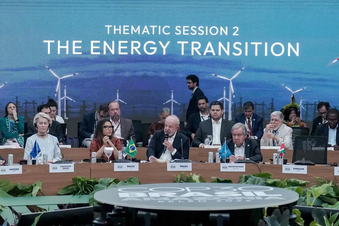 联合国气候大会下周正式召开之前，多国领袖11月7日在巴西贝伦出席以能源转型为主题的领导人全体会议。前排左起是瑞典国王卡尔十六世、欧盟委员会主席冯德莱恩、巴西总统夫人罗桑杰拉、巴西总统卢拉和联合国秘书长古特雷斯。（法新社）