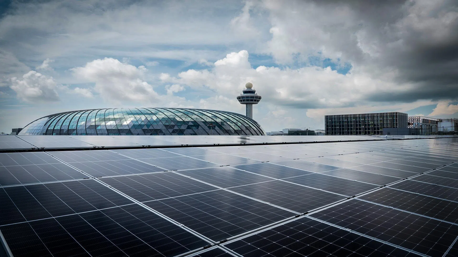 樟宜机场已投入启用我国最大规模的屋顶太阳能光板，功率达38兆瓦峰（MWp)，相当于机场全年能源需求的10%。（樟宜机场集团提供）